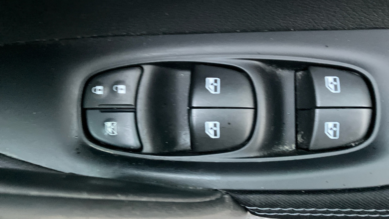 Nissan Qashqai 1.2 DiG-T N-Connecta 5dr Petrol Hatchback